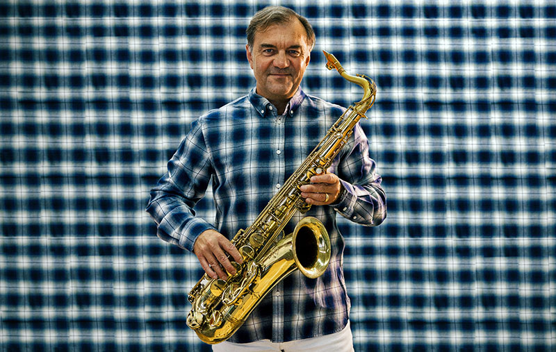 Mister_Saxr_Hemd_Hintergrund